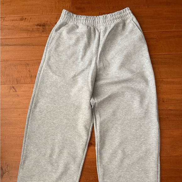 Uniqlo Light Gray Wide Sweats - Picture 1 of 3